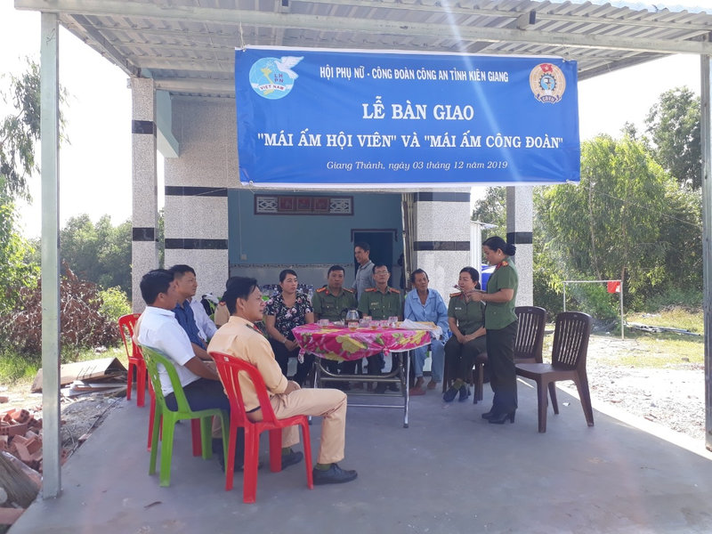 himj ngoi doc QD.jpg